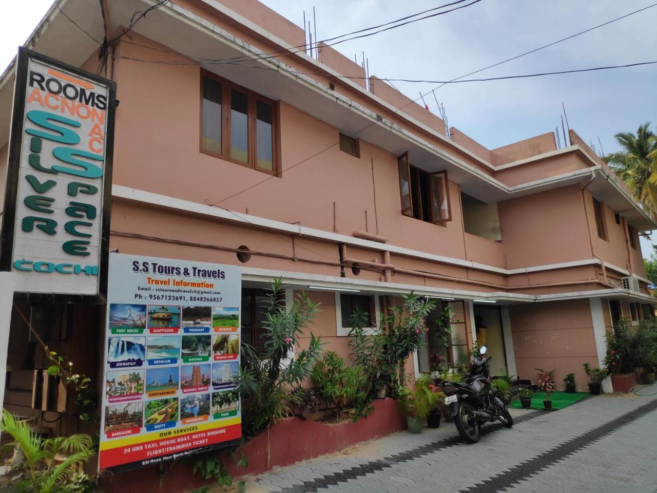 Hotel Silver Space Ernakulam Esterno foto
