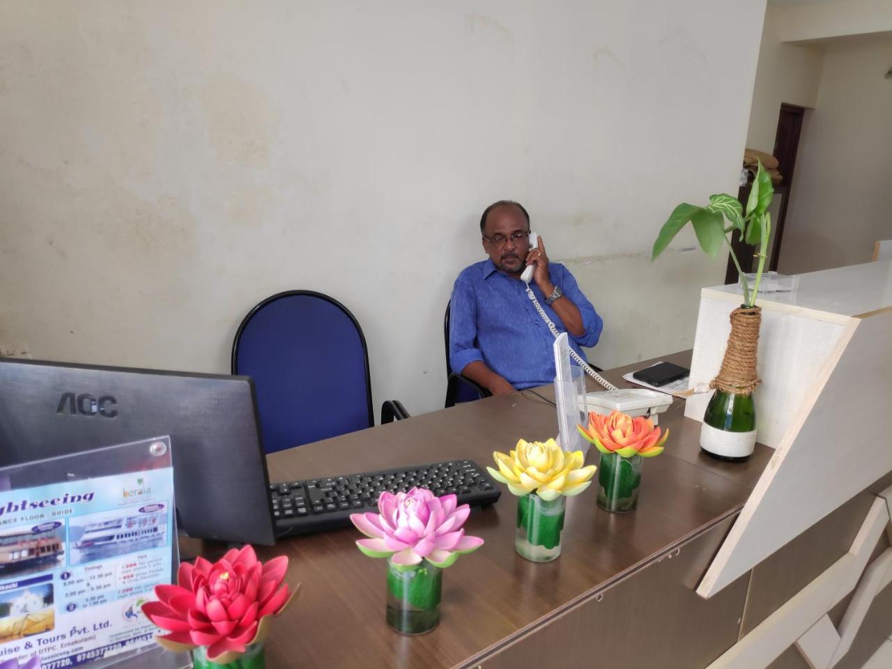 Hotel Silver Space Ernakulam Esterno foto