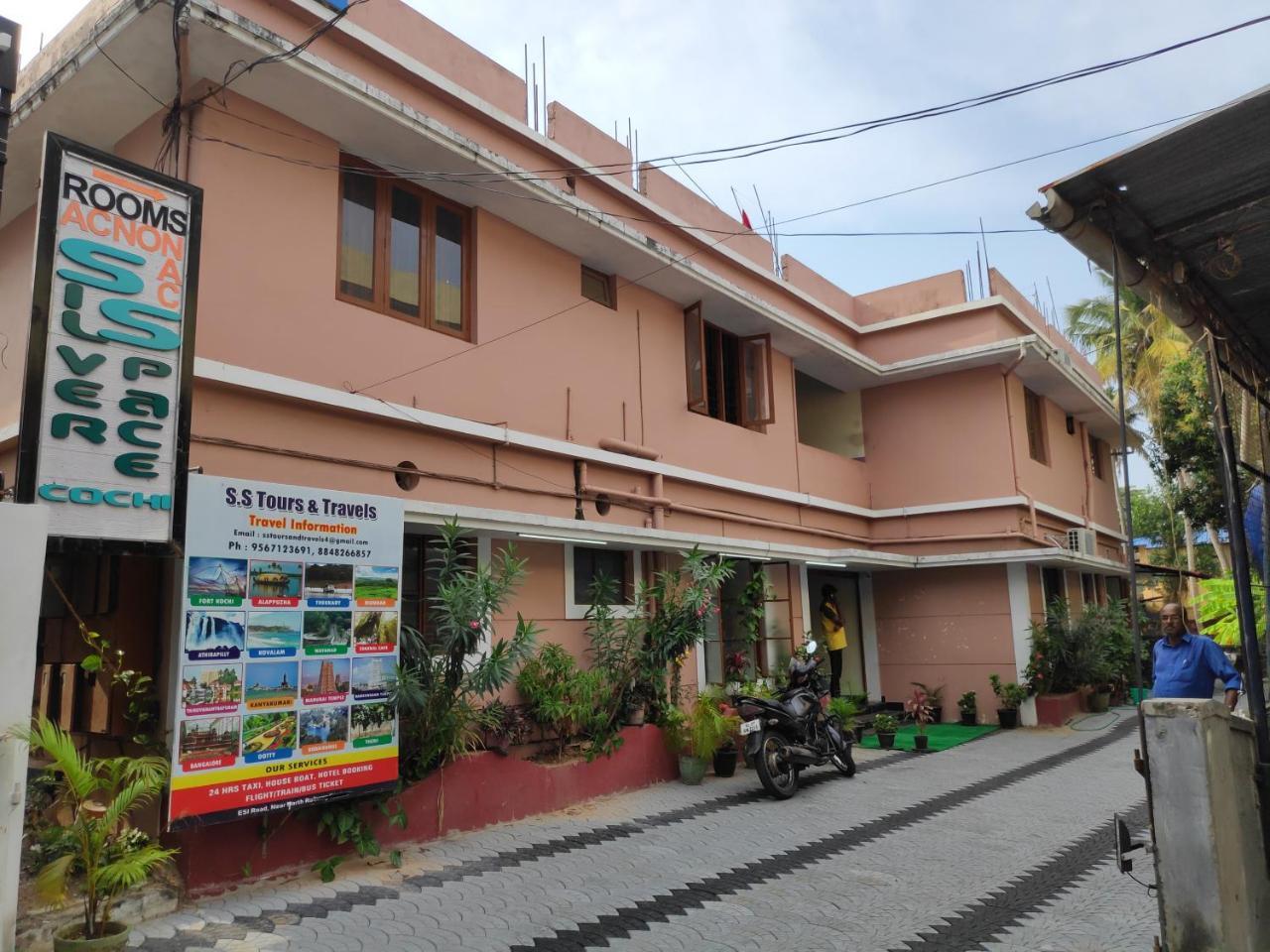 Hotel Silver Space Ernakulam Esterno foto