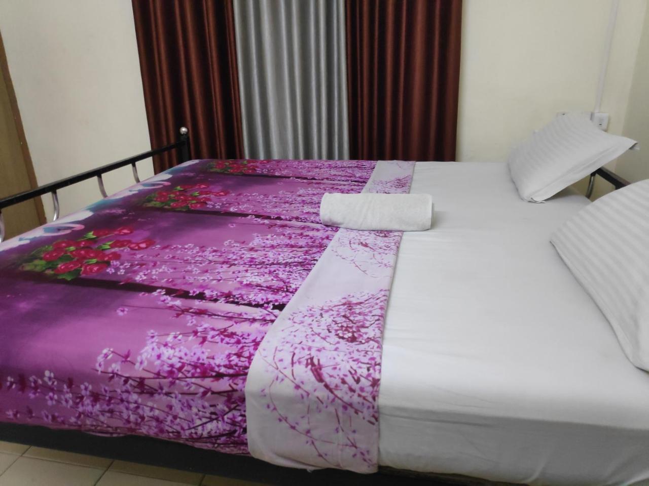 Hotel Silver Space Ernakulam Esterno foto